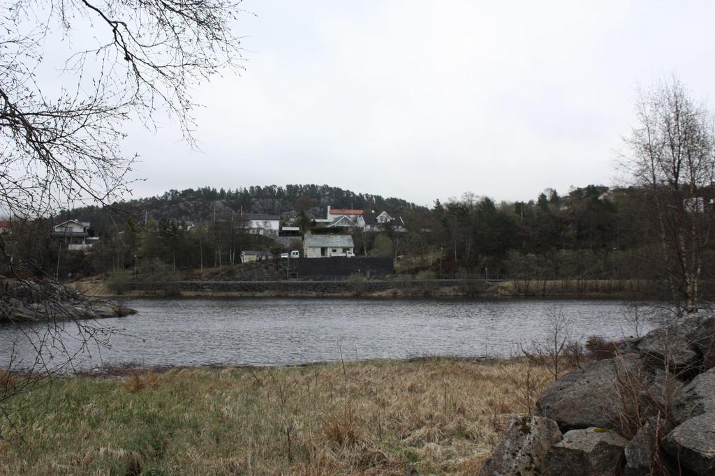 Kiplelien 15 b Sett fra nytt byggefelt på motsatt side av Stølavannet.