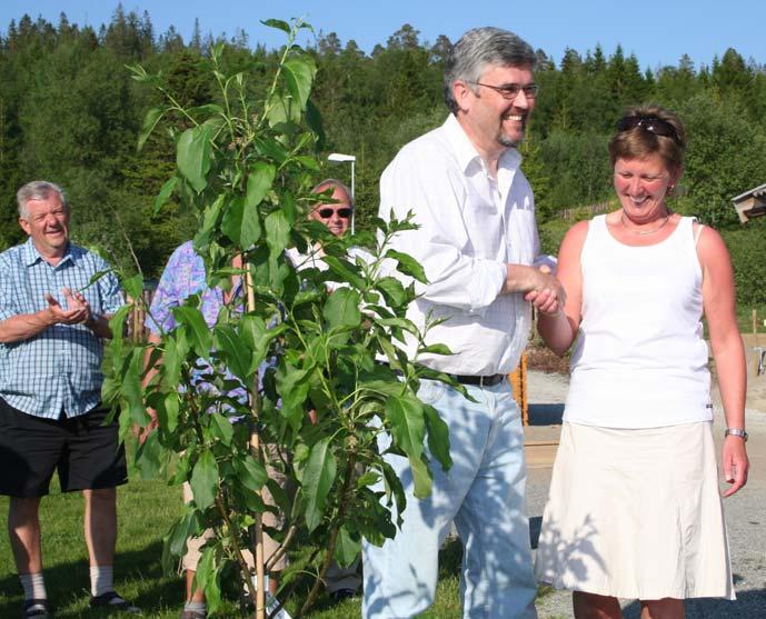 Klubbmesteren hadde som vanlig ordnet alt til plantingen og forberedt et hull i bakken. Presidenten foretok plantingen og det ble bardunert etter alle kunstens regler.