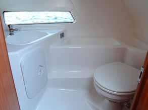 ROMMELIG: Båttypen tatt i betraktning er toalettrommet ganske stort. OVERNATTING: I tillegg til dobbeltkøya forut, har 811-modellen også en stikkøye akter i kabinen.