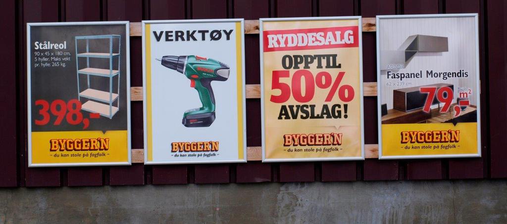 Lom kommune -7 Plakatar Døme på plakatar Plakatar må ikkje nyttast slik at dei dominerer og øydelegg heilskapsinntrykket av bygningen.