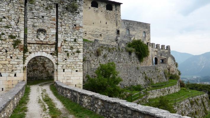 4 km) Vinslottet Castelnuovo di Noarna er bygget på ruinene av en gammel romersk bygning.