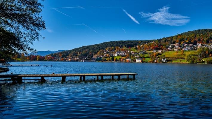 Høstbilde av Lago Di Serraia. Om sommeren er det bading. Om vinteren legger isen seg her og folk setter ut på skøyter. Caldonazzo (11.