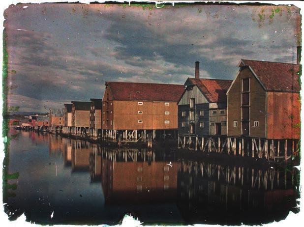 Alle bilder er fra Levanger Museums unike fotosamling 2 4 3 Utsikt over Levanger fra Nesset. Trefagefoto. Ca. 907-0. 2 Grønnsakshandel på torvet. 939.