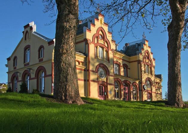 The town centre enjoys a beautiful setting between the Olavsrosa Levanger river and the idyllic Levanger strait, and are under protection as a cultural heritage environment.