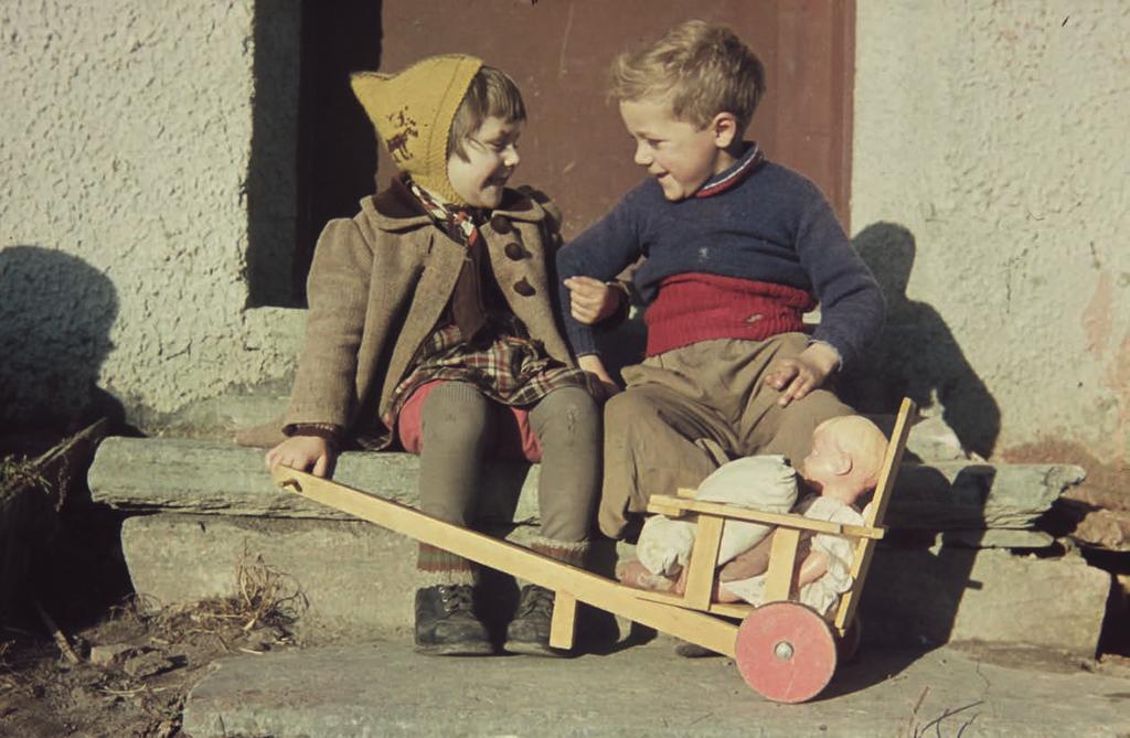 Glade barn! Fargebilde fra før krigen. Levanger Fotomuseum Levanger Fotomuseum er et fotohistorisk museum i Levanger. Museets samling er på ca. 600 000 negativer og gjenstander tilknyttet fotografi.