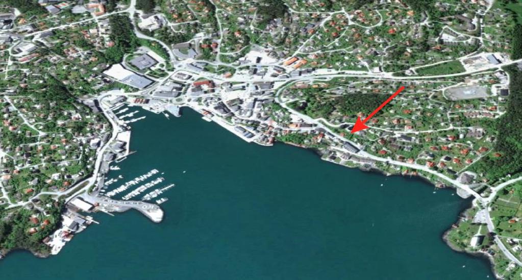 5 Skildring av planområdet, eksisterande tilhøve 5.1 Plassering av område Skråfoto av Leirvik med planområdet avmerkt med raud pil. Kjelde: www.earth.google.