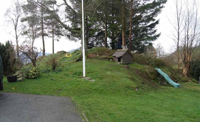 Figur 15. Gravhaug omgjort til lekeplass og blomsterbed. Sandnes. Foto: NIKU Hus/fritid var den største aktøren i skadebildet rundt år 2000.