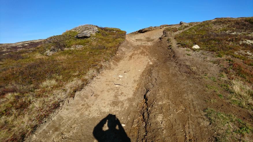 Ved mye nedbør og under snøsmeltingen står lavbrekket under vann fra Hiåa, smeltevann vestfra renner over kjøre trasèen i forsenkningen.