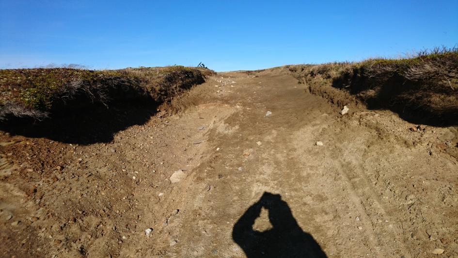 Bildet tatt i øvre del av kneika. 60 m Utløpsgrøft som steinsettes graves diagonalt over vegen, det anbefales å bruke skarpkantet stein materiale av knust fjell eksempel 20 60 mm(kult).