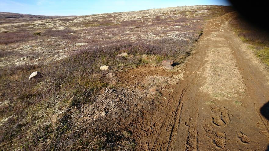 175 m Utløpsgrøft som steinsettes graves diagonalt over vegen, det anbefales å bruke skarpkantet stein materiale av knust fjell eksempel 20 60 mm(kult).