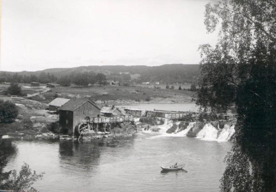 Det er ca 800 meter fra avkjøringen og ned til gården der det er greit å parkere. Det er fint dersom Hans Kristian Berg blir informert på forhånd om at dere kommer (tlf.