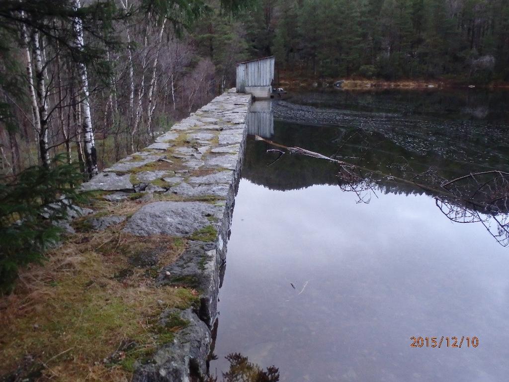 Befaring Det ble avholdt befaring av Bjørkedalsdammen 2015-12-10 Vær: Overskyet og ca.