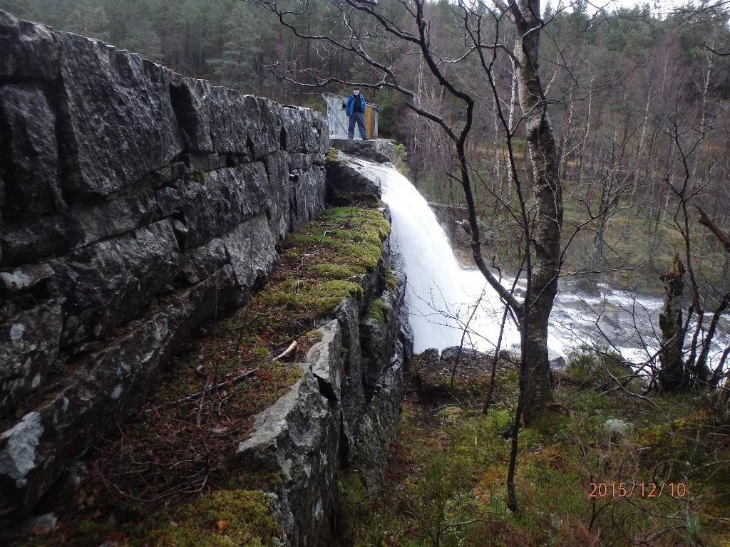 Figur 5 Dam og overløp sett fra høyre