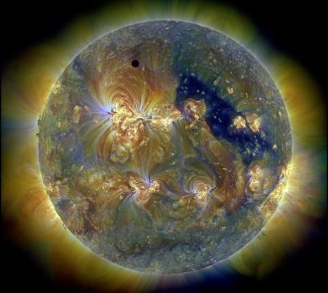 Redaktørens ord oss enn Venus, slik at den blir veldig liten mot Sola. Det kreves derfor teleskop for å se denne Merkurpassasjen. Igjen er det viktig å huske solfilter!