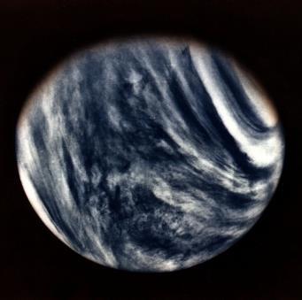 Mariner 10 passerte Venus 5. februar 1974 på en avstand av 5768 km. Det var faktisk den 12. sonden som nådde Venus og den 8. som sendte tilbake data.