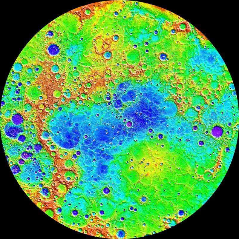 På bildet over kan en se et vidstrakt lavtliggende sletteland rundt Merkurs nordpol (markert i blått). Dette ble dannet ved gigantiske basaltstrømmer.
