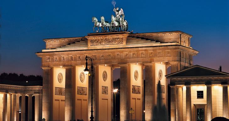 Taket prydes av en statue med en vogn trekket av fire hester.