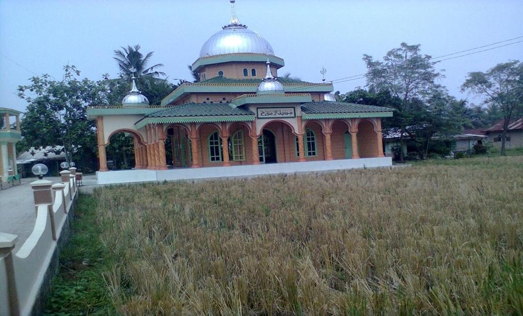 Foto Pemanfaatan tanah wakaf produktif berupa tanaman padi yang sudah panen didepan Masjid Islah Masjid Islah ini telah melakukan pemanfaatan tanah wakaf yang berada dilokasi persekitaran masjid,