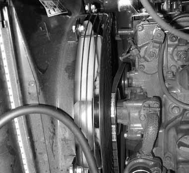 Vedlikehold 7.3.6 Kontrollere, justere og skifte ut motorkileremmen Åpne motorpanseret (avsnitt 5.8.). Lukk motorpanseret når arbeidet er utført.