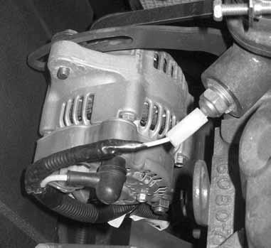 Ved behov må motorkileremmen justeres. Kontroller at motorkileremmen er i god stand; den skal ikke oppvise sprekker eller skader.