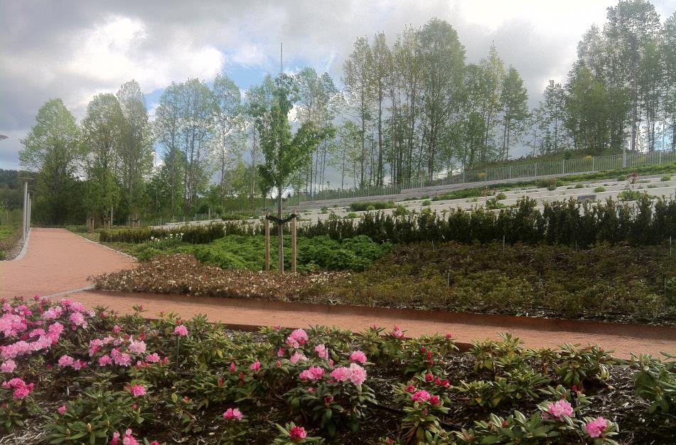 Her er det ikke anledning til å plante på graven men mulig å sette gravlys eller vase med avskårne blomster på anvist sted.