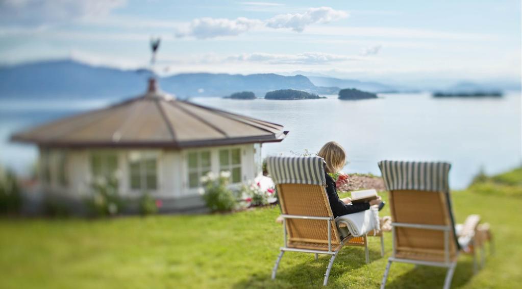 Småretter ved Bjørnefjorden Serveres fra kl.14.00-18.00 Reker naturell Kr 195 Brød, majones og sitron.