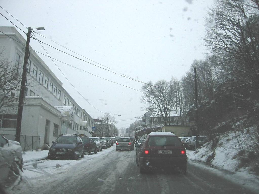 Foto fra en vinterdag i Breiviksveien - mye kantparkering langs veien Energi Området ligger ikke innenfor konsesjonsområde for fjernvarme i Bergen.