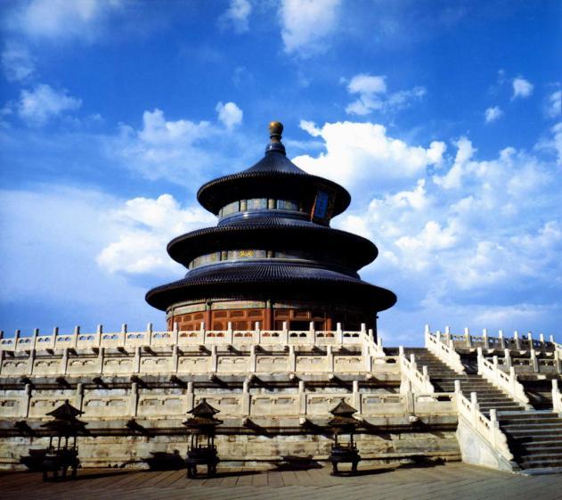 Vi besøker deretter Himmelens Tempel, Kinas største helligdom i Ming- og Qing-dynastiet. Den store og mektige hovedbygningen er i helhet konstruert i tre, etter sigende uten en eneste spiker.