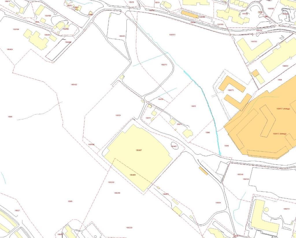 Det er etablert en mindre grusbane med adkomst fra Myrdalsvegen nord i planområdet, denne benyttes i dag kun som parkeringsplass. 2.