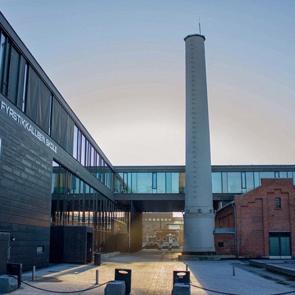 Skolen har nye og stilige lokaler, med et flott bibliotek, en stor flerbrukshall, utendørs skatepark, volleyball- og basketbane og kantine med variert meny.