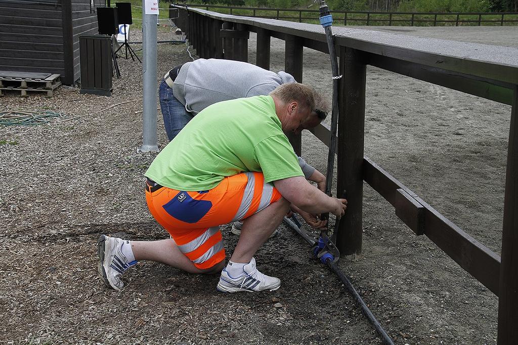 10 Montering av vanningsanlegget Fungerer fint :-) Ponnistallen heises på plass Dugnadsgruppa Vi startet vårens første dugnad med en stor opprydning på låven, stallen,