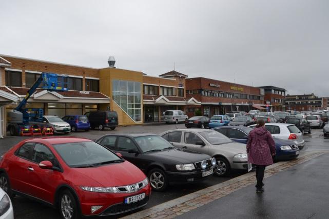 /handelsaktivitet og tilbud. Vekst i regionen har også ført til at det er satset mye på utvikling av byer, tettsteder og kjøpesentra i nabokommunene.