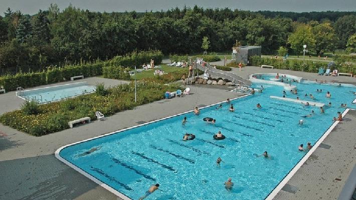 Golfhotel Gut Apeldör Hotellet ligger like utenfor Hennstedt mellom byene Heide og Husum, og bare 15 km. fra den koselige lille byen, Friedrichstadt, hvor elven Trenen munner ut i Ejderen.