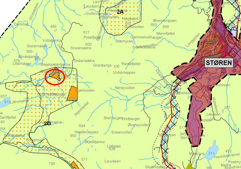 Figur 3 Utdrag fra kommuneplanens arealdel, 2010 2022. Rød sammenhengende sirkel markerer områdets plassering.