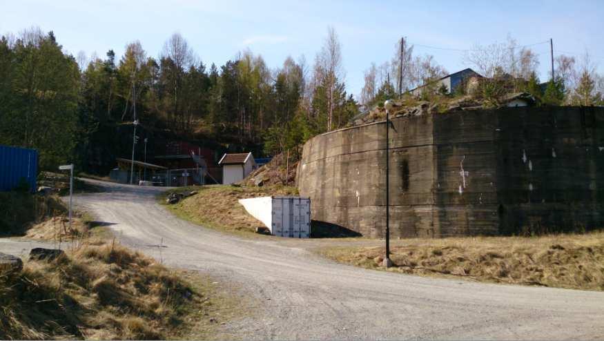 Bilde 6-2: Området sett mot øst. Til venstre sees en av betongskallene etter en tank. Foto: COWI. Bilde 6-3: Bryggen, sett mot syd. Foto: COWI. Kulturmiljø Svestad Marina utgjør en del av område nr.