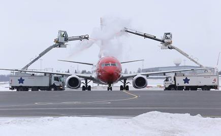 Omlag halvparten av østre rullebane i nord berører den delen av grunnvannsmagasinet som har et potensial som fremtidig drikkevannskilde. Rundt lufthavnen ligger tre landskapsvernområder.