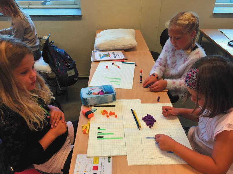 For å illustrere forholdet «fire ganger høyere» tok vi utgangspunkt i ruter og tegning og bygging med centikuber. Vi begynte felles med et rutenett på Smartboardet.