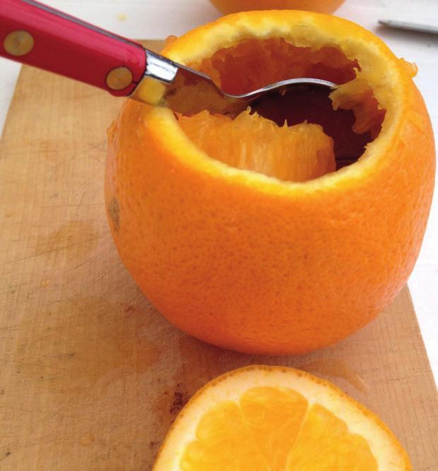 Skjær av toppen av appelsinen, omtrent som du kapper et egg.