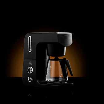 pris: 1 699,- Antall/pk 2 Effekt: 1550 W Coffee Maker Legacy Black Deksel i støpt aluminium Kraftig varmeelement på 1550 W Trakter kaffe med riktig temperatur på under 6 minutter Ledningsoppbevaring