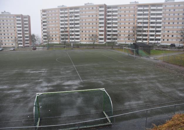 Bilde 4: Galterudhallen med uteområder. Foto: t.v. Pelle Engesæter, t.h. Drammen kommune Nytt dekke på Fjellbanen Fotballbanen ved Fjell skole har fått nytt kunstgress, nye sikkerhetsnett og tribunen er kommet på plass.