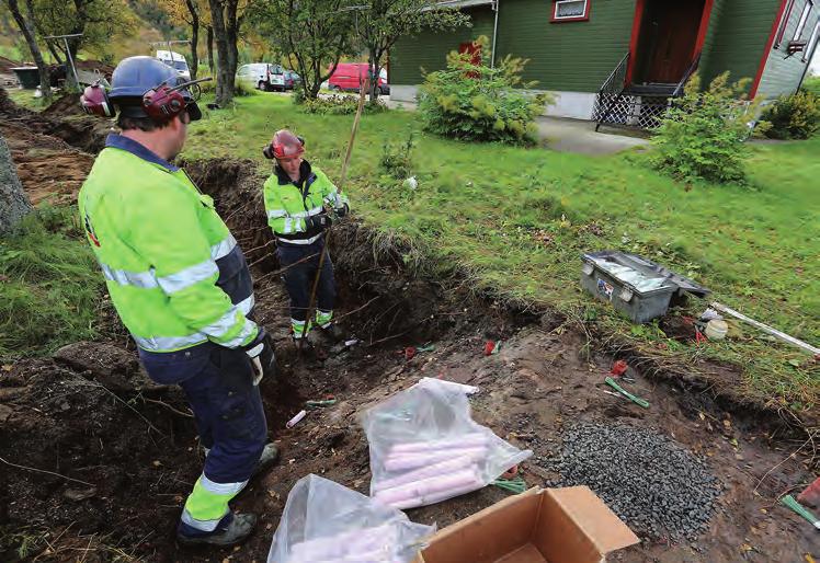 Enkle beregningsmetoder Grøftesprengning i vannsyk jord Ved rensing av gamle grøfter samt sprengning i våtmark kan man selv lage en passende ladning: Eurodyn 25 x 180 mm patroner festes til