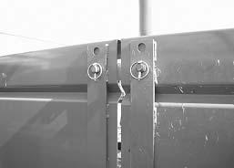 Forbindelsen mellom sideveggene og rørbøylene skal også låses med låsepinner ().