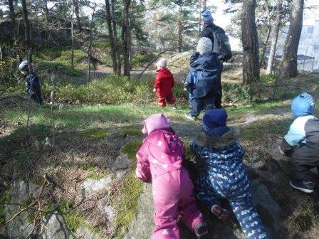 Vi er fysisk aktive og målet vårt er å være mye ute i naturen gjennom hele året. Vi har samlinger hver dag med ulike temaer og ulike fagområder, inne eller ute.