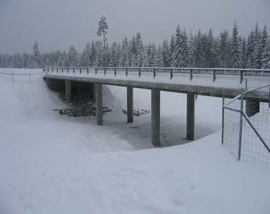 Metode Figur 2.3 Slettmoen undergang på riksveg 35 sett fra sørøst. Foto: Ragna Flatla (08.02.2006). Figur 2.4 Slettmoen undergang sett fra lufta (retning nord-sør). Rettighetshaver: Geovekst (13.07.