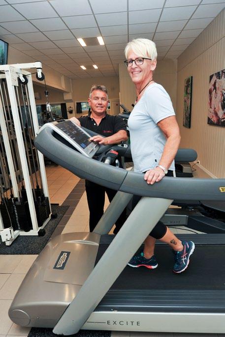 Her får hun hjelp av innehaver og EasyLife-instruktør, Odd Magne Lien, til å trene triceps-muskelaturen. Jeg har aldri likt å trene.