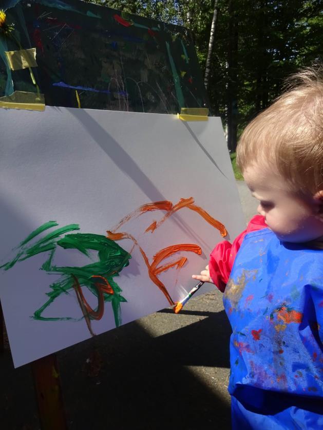 Vi har hatt en malingsaktivitet ute i barnehagen med klassisk