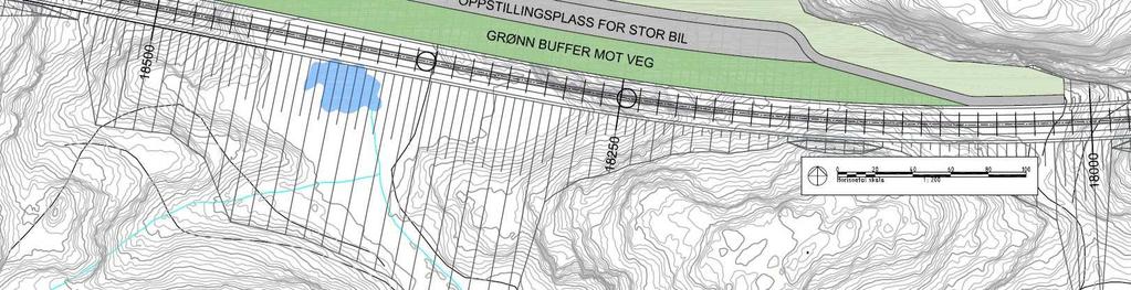 en flate inn mot en bratt fjellside.