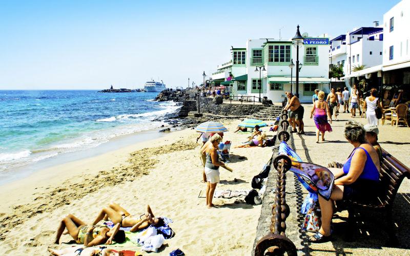 Strandpromenaden fører inn til Marina Rubicón, en eksklusiv båthavn, hvor man også finner restauranter, kaféer, barer/puber og butikker.