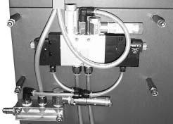 Installasjon 3 7 Pneumatisk tilkobling 1 Koble til tørr, ren og uoljet trykkluft (2). Still inn lufttrykket for de pneumatiske sylindrene på ca.