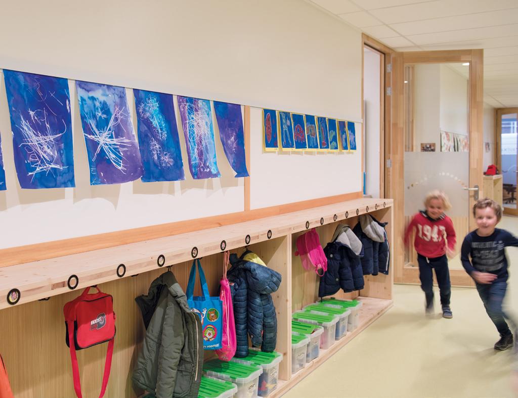 ARTITEQ FOR SKOLER Se for deg skolen din, med flittig arbeidende barn i klasserommet og som glade løper ut når det ringer til friminuttet.